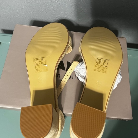 Amoji Women's Collection tan colored block heel size 8 - Picture 2 of 4